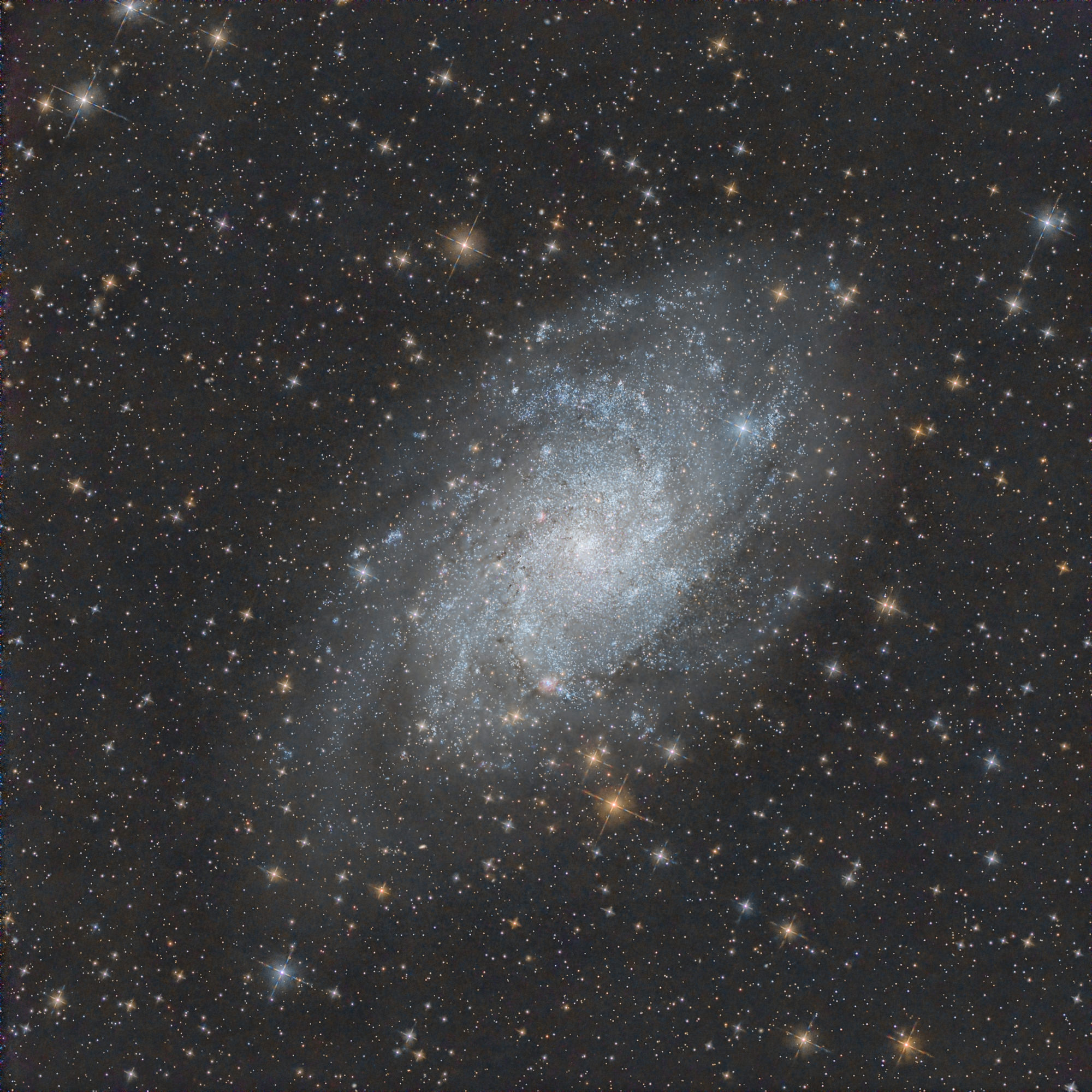 Die Dreiecks Galaxie, Messier 33 ist eine Spiralgalaxie im Sternbild Dreieck. Sie ist nach der Andromedagalaxie die zweithellste Spiralgalaxie am nördlichen Nachthimmel.